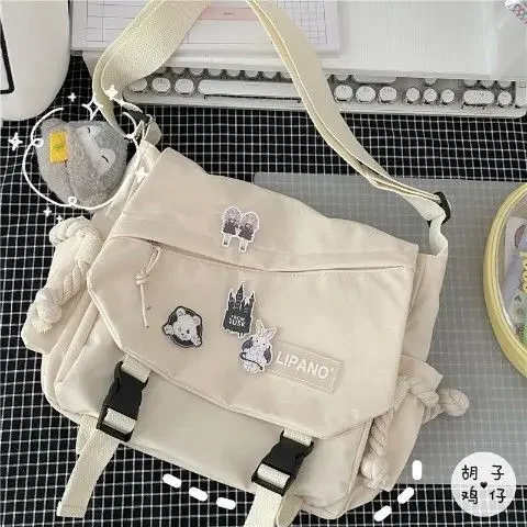 Kawaii Pins Decor Messenger Bag, Umhängetasche mit Schnalle und Decor-Klappe, Schultasche mit großem Fassungsvermögen – Detail 15