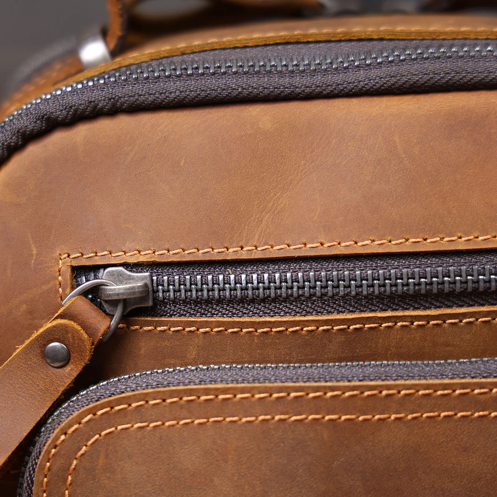 Vintage Leder-Umhängetasche für Herren, Lässige Crossbody-Tasche, Herren-Schultertasche aus Crazy-Horse-Leder, Handgefertigt – Detail 21