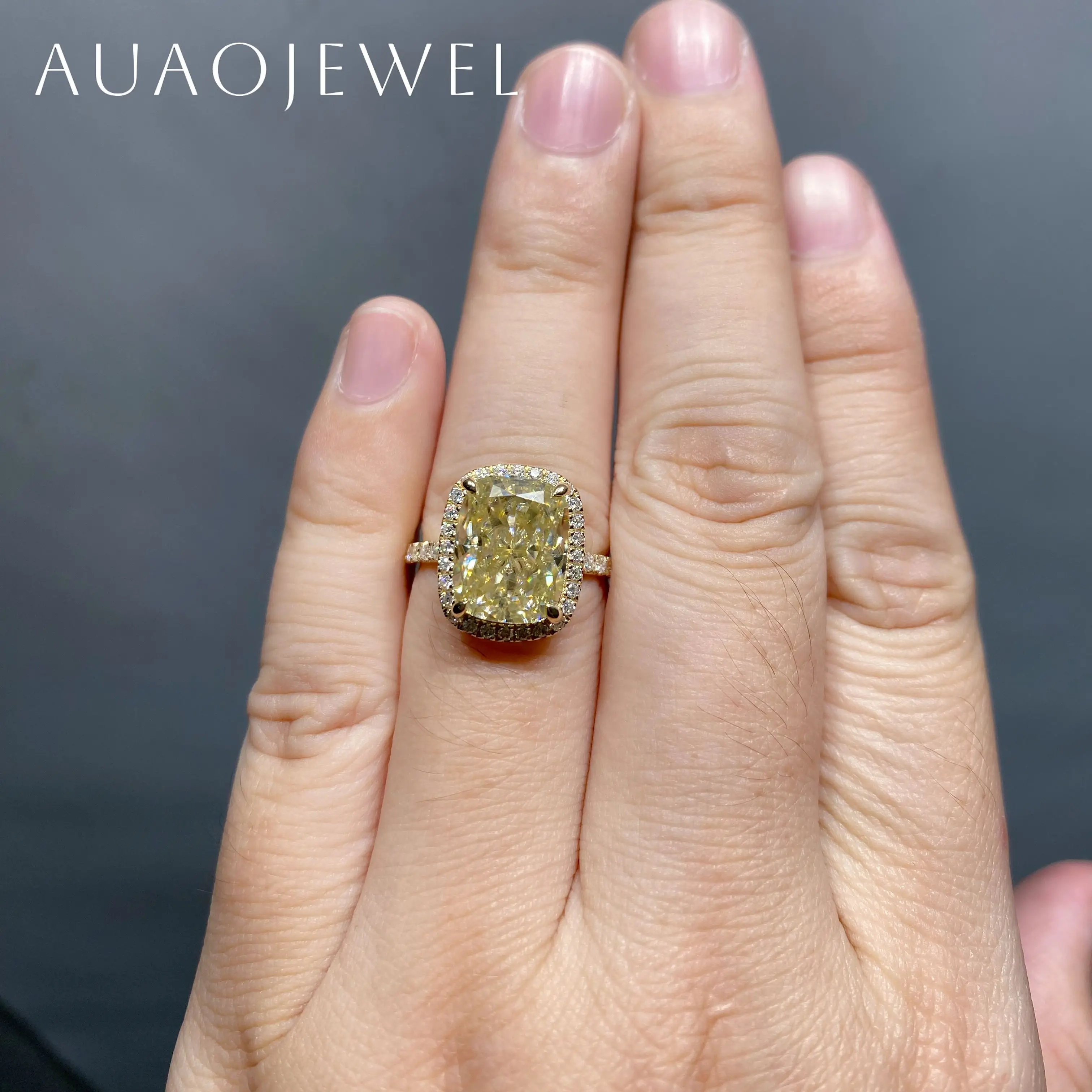 

AUAOJEWEL 5.35 Carat Center Stone 11.5x9mm Canary Crushed Ice Cushion Cut Moissanite Woman Ring 18K Yellow Gold Setting With GRA