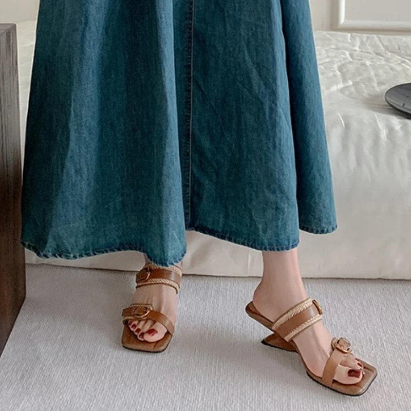 

Новинка 2025, модные женские плетеные тапочки на наклонном каблуке, хит продаж, модные крутые тапочки высокого качества на высоком каблуке Женская Обувь