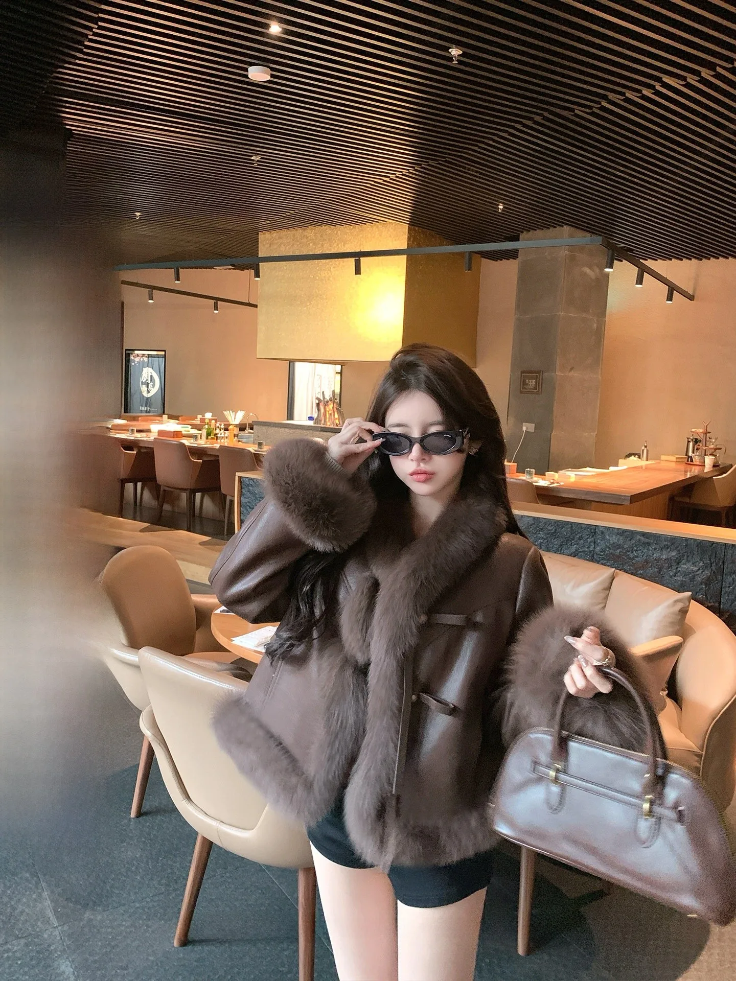 

Новая женская роскошная куртка из гусиного пуха и меха 2025 года, модель Mellow Rum, премиум-класса, модная верхняя одежда