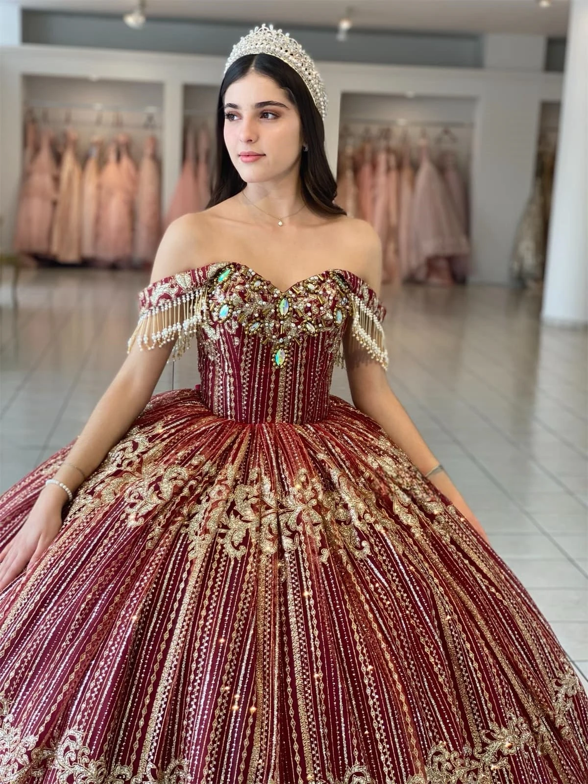 Bordowa księżniczka Quinceanera ubiera suknię balową z odkrytego ramienia kryształki koronki słodkie 16 sukienek 15 Años Custom