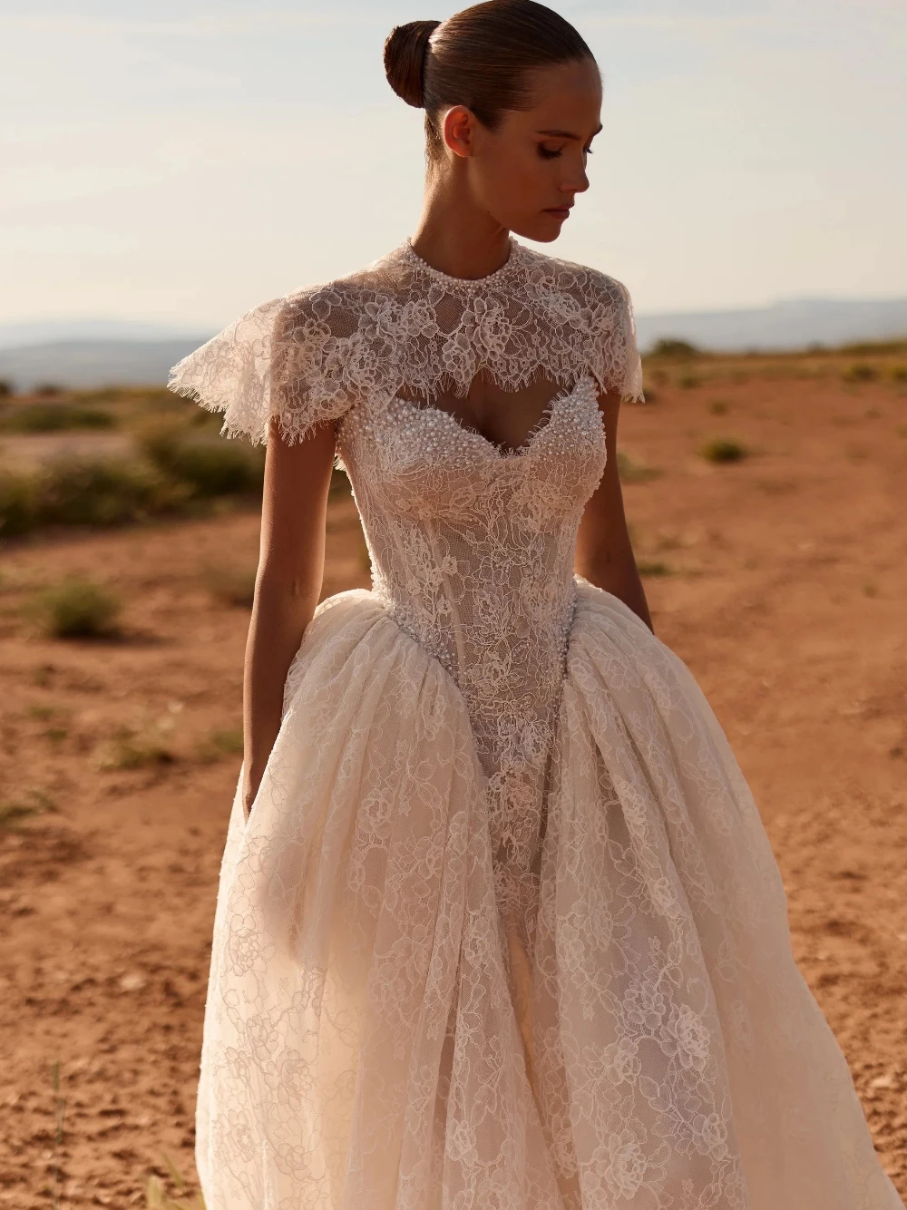 Fairy Puffy Ball Gown Wedding Dress Vintage Graceful Lace Pearls Sweetheart Neck Customized Bride Wear With Detachable Cape