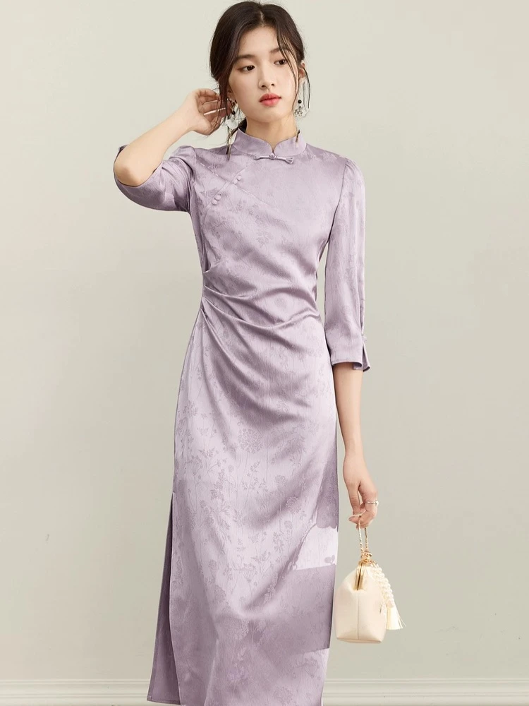 

SENTUBILA Traditional Chinese Dress Autumn 2025 Elegant Stand Collar Slanting Placket Frog Button Pinched Pleats Dress Q53LI3754