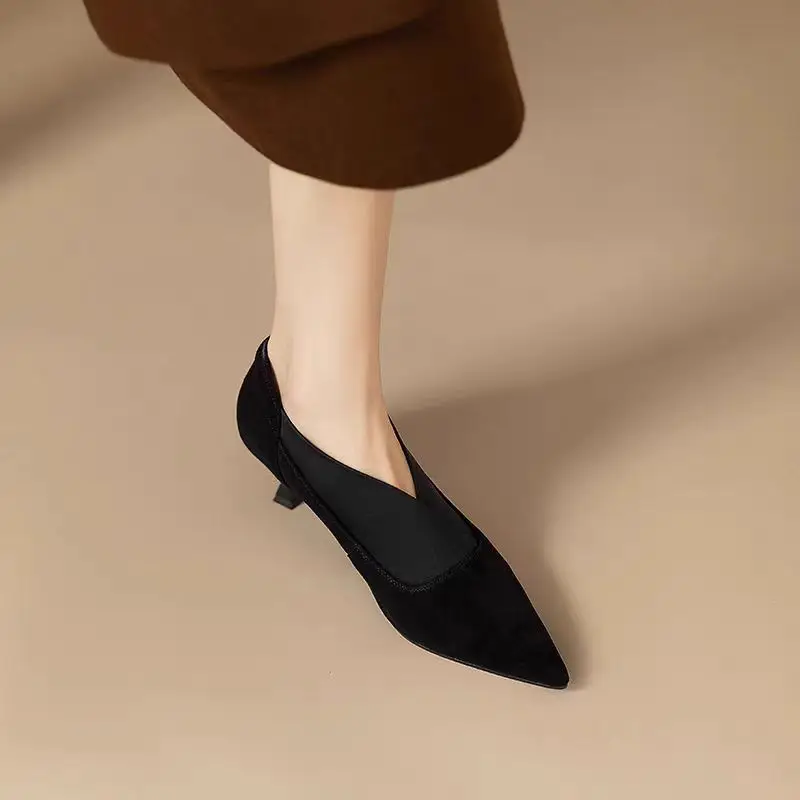 Damen Pumps mit spitzer Zehenpartie und V-Ausschnitt, aus Wildleder und Satin, mit Kitten-Heel, elegante Schuhe für Büro, Party und Abendkleider. – Detail 10