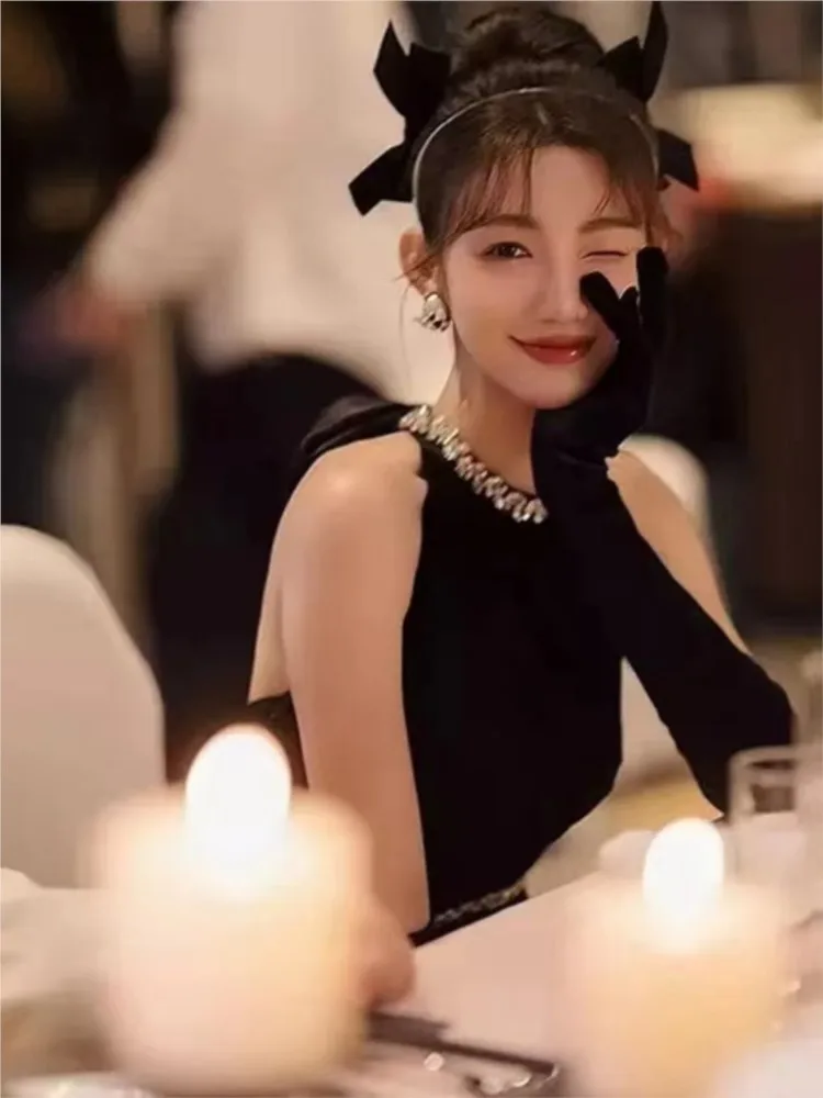 

A black halter satin dress for a birthday party hosting a toast and a light luxury Hepburn dress