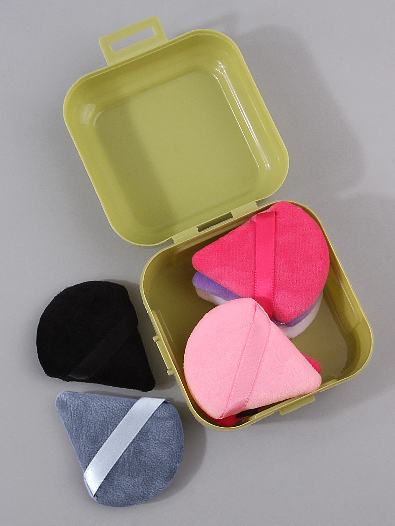 Bouffée de poudre d'éponge triangulaire mixte de 8 couleurs, bouffée de poudre libre utilisable double face super douce, outil de beauté portable + boîte de rangement 1 pièces
