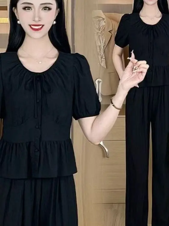 

Летний новый комплект для женщин: корейская рубашка с V-образным вырезом и широкие брюки с эластичной талией, модный повседневный ансамбль с высокой талией, однотонный.