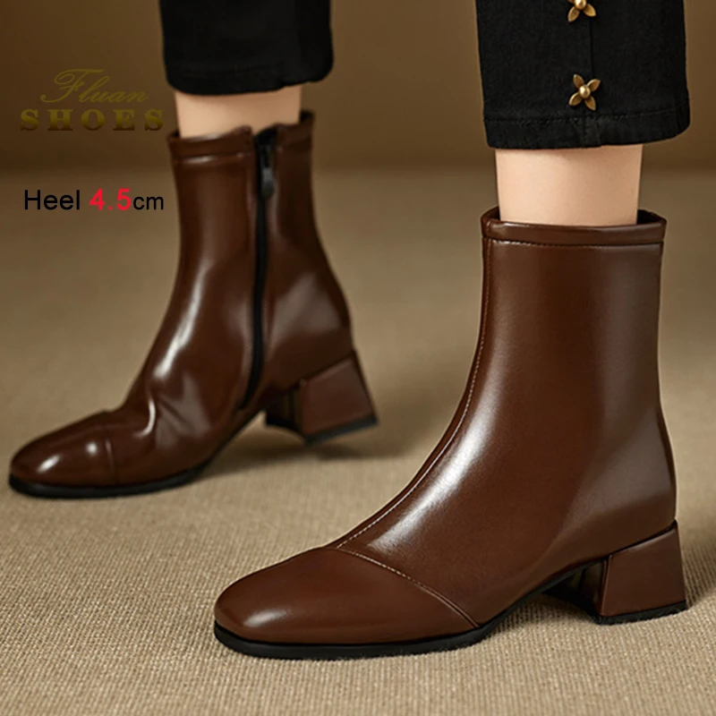 

2025 Новые осенне-зимние коричневые женские ботильоны нейтрального стиля на толстом среднем каблуке 4,5 см, короткие рыцарские ботинки с острым носком и боковой молнией