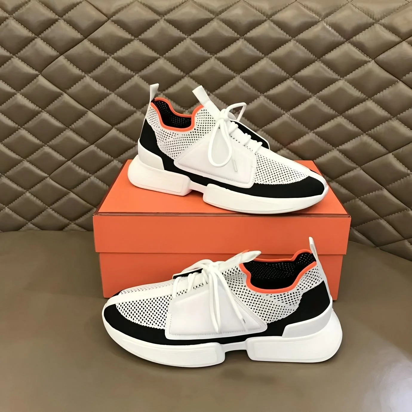 Sneakers Unisex con Suola Spessa in Rete a Blocchi di Colore Nero Bianco Arancione per Uomo e Donna