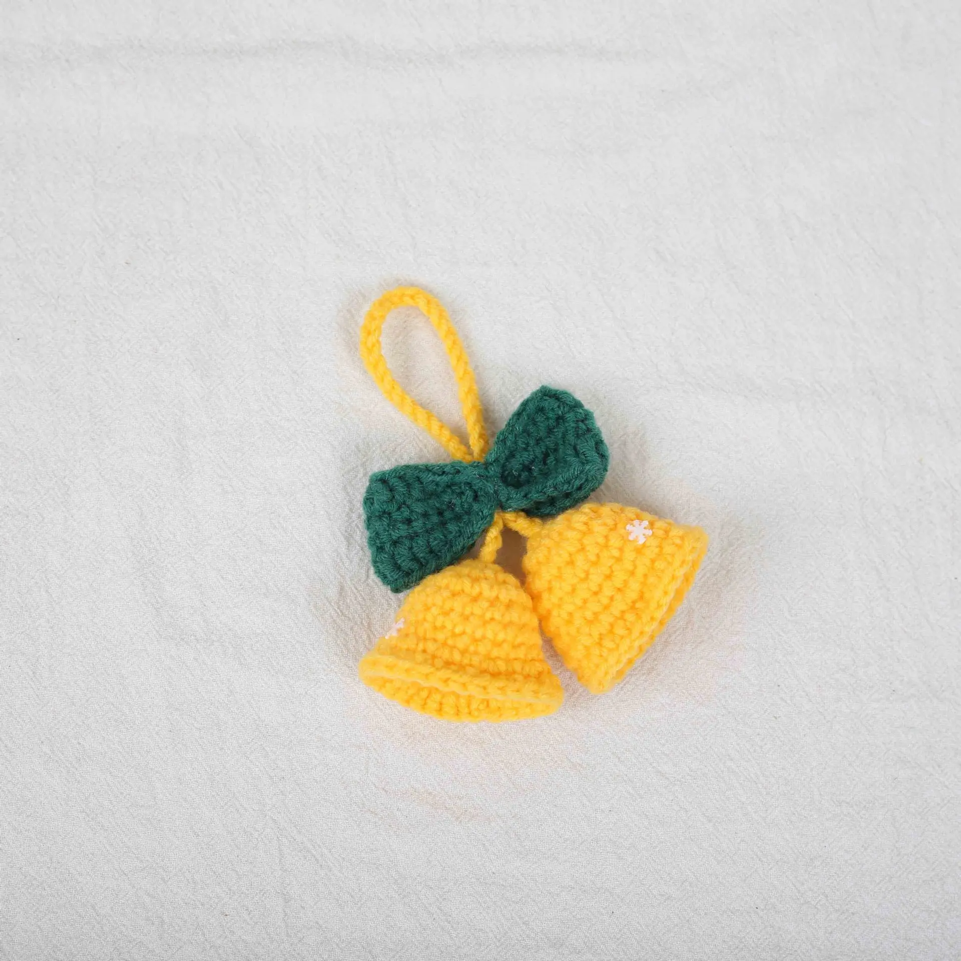 Niedlicher gehäkelter Weihnachts-Schlüsselanhänger, handgemachter Mini-Weihnachtsbaum, gestrickter Baum zum Aufhängen, liebenswertes Geschenk – Detail 5