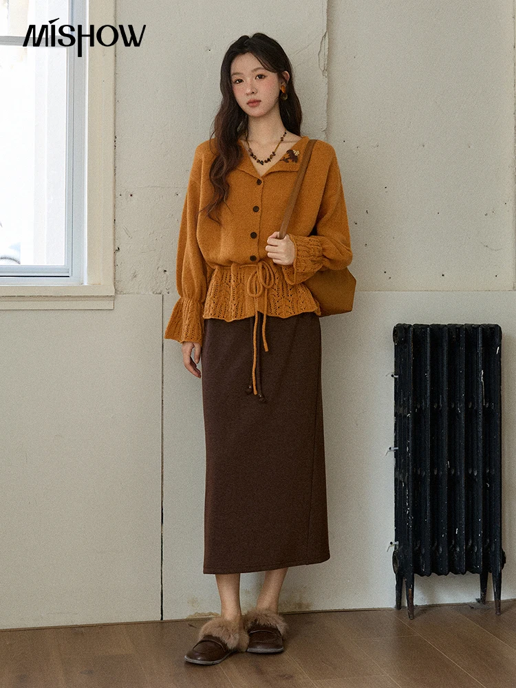 เสื้อคาร์ดิแกนสีส้ม MISHOW สำหรับผู้หญิง คอลเลคชั่นฤดูหนาว 2025 ลายถักโครเชต์แบบเรโทร ทรงหลวม อุ่นสบาย แขนบาน รุ่น MXE87Z2685