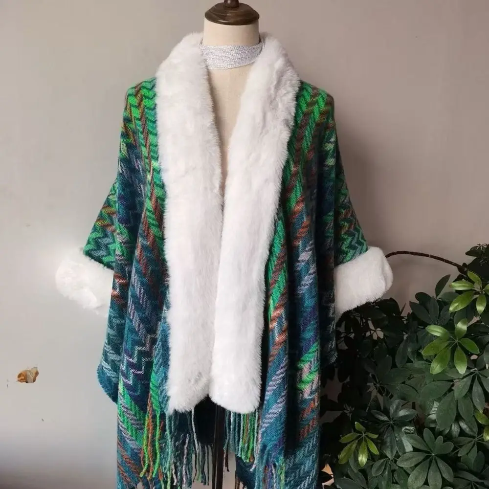 Рисунок 5 - Зимняя теплая шаль с воротником из искусственного меха