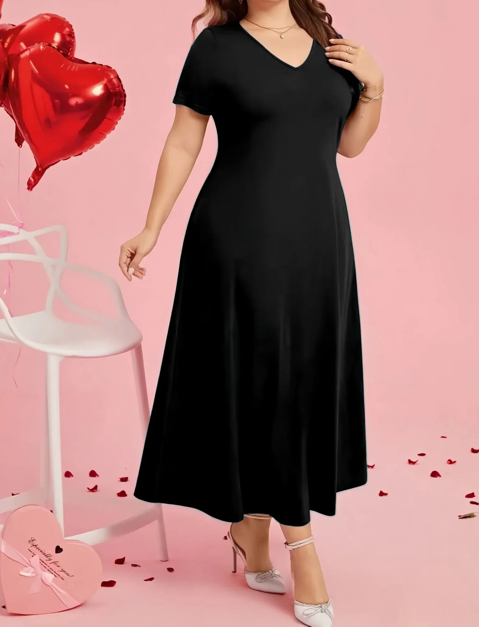 فستان نسائي أسود بأكمام قصيرة ورقبة على شكل حرف v مقاس كبير 2025 نمط جديد مقاس كبير MM يبدو نحيفًا مع جيوب فستان طويل غير رسمي على شكل حرف a