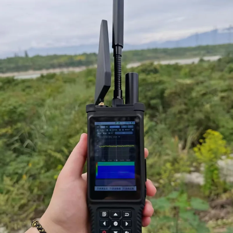 Durable 1-3km Handheld Signal UAV Drone Detector 70MHz-6000MHz Frequency Range Drone Swarm Detection Positioning