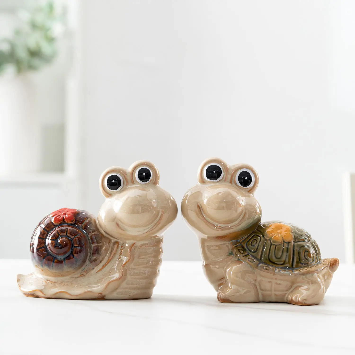 Jingdezhen Ceramic Turtle Snail Ornament, Creative Home Living Room TV Cabinet Fish Tank Decoration Landscaping Decoration