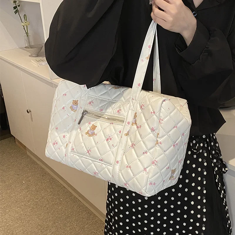 Bolso de mano de viaje acolchado para mujer, bolso de hombro ligero estampado con cremallera segura y costuras de diamantes para viajes y desplazamientos