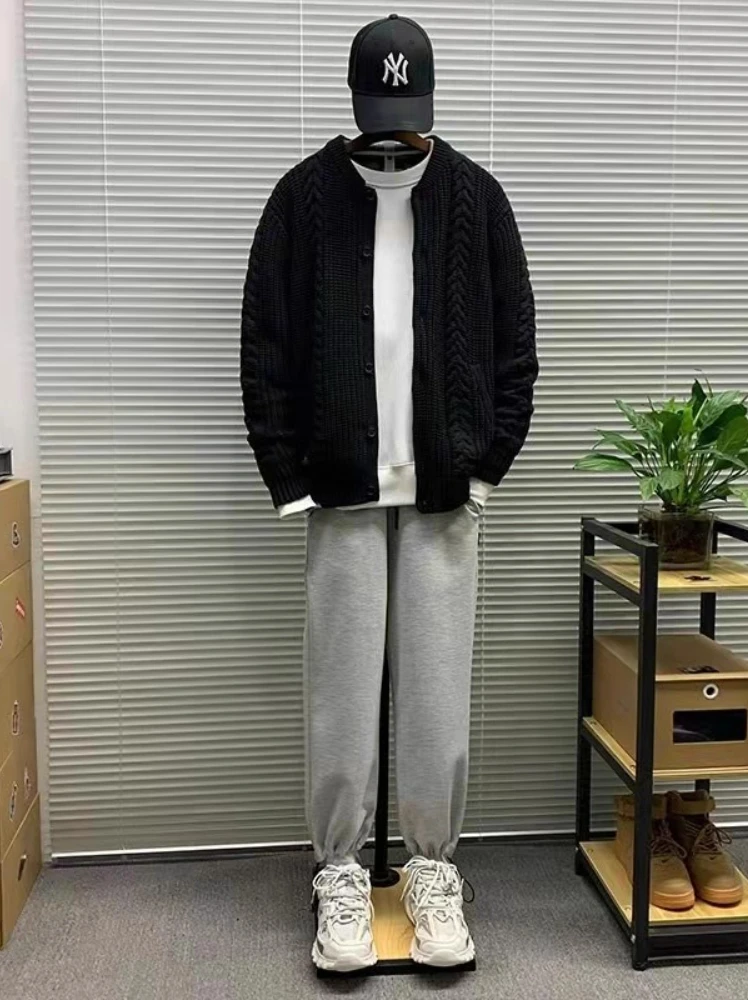 Cardigan in maglia a trecce grosso vintage autunno inverno da uomo oversize grigio scuro con spalle scoperte cappotto giacca calda in maglia slouchy sul davanti