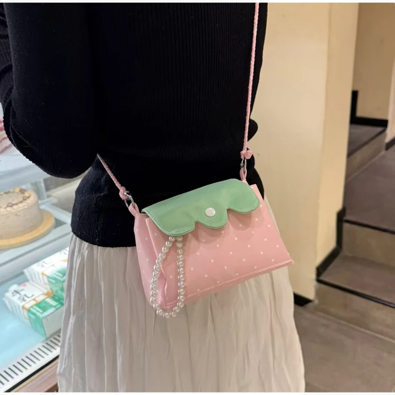 Erdbeerfarbene gepunktete Umhängetasche, leichte, vielseitige Umhängetasche für Pendlerinnen, niedliche Flip-Messenger-Tasche, Mädchen-Geldbörse – Detail 18