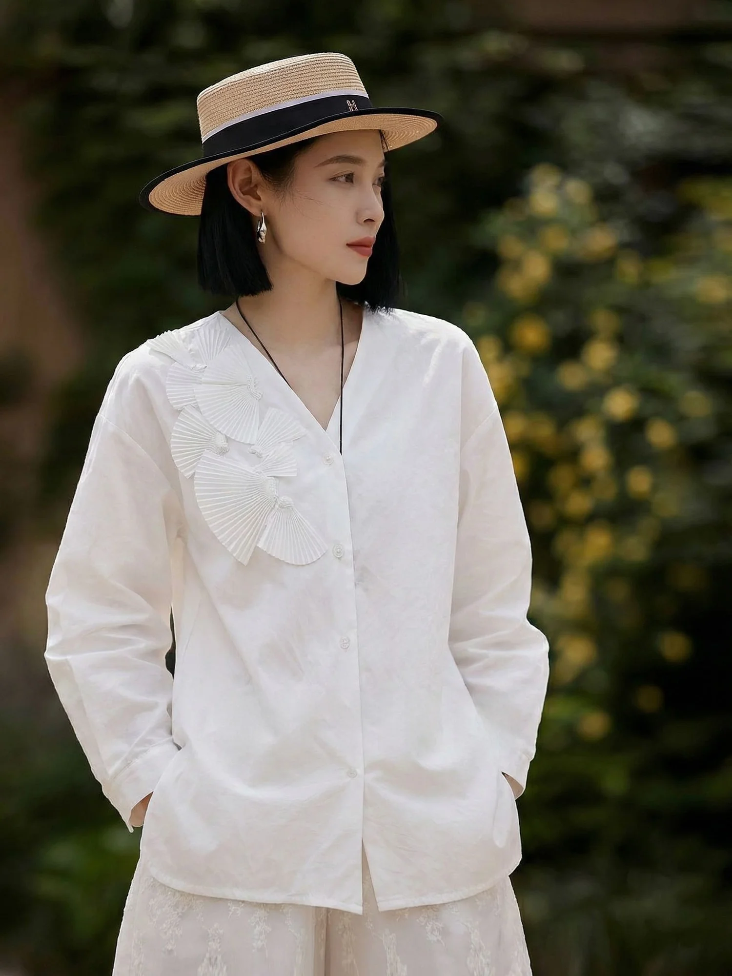 

Chivirin Women's Long Sleeve Cotton Shirt V-Neck 3D Decoration Commute Style Spring New White Shirt Polyester Fiber UV Protec...