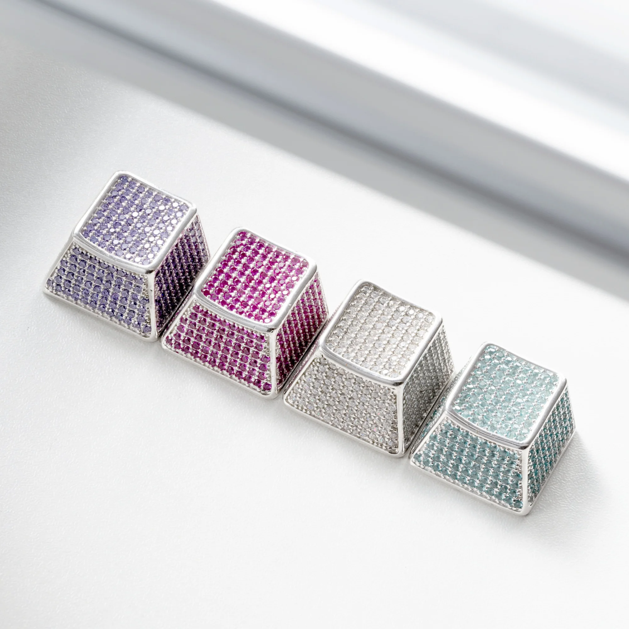 xvx-keycap-artesanal-metalico-com-micro-pave-de-pedras-preciosas-em-cinco-lados
