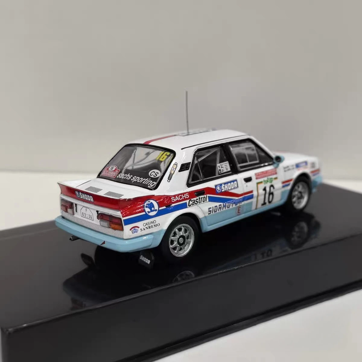 Diecast IXO Escala 1/43 SKODA 130LR # 16 1986 Skoda aleación coche modelo coleccionable juguete regalo recuerdo exhibición ornamento