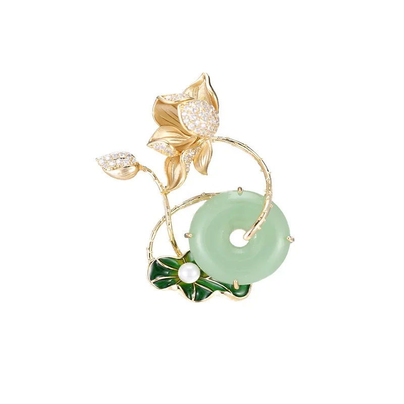 Spilla in foglia di loto in oro opaco con uno stile cinese retrò, lussuoso nucleo in giada e chiusura piatta, spilla ed accessori eleganti