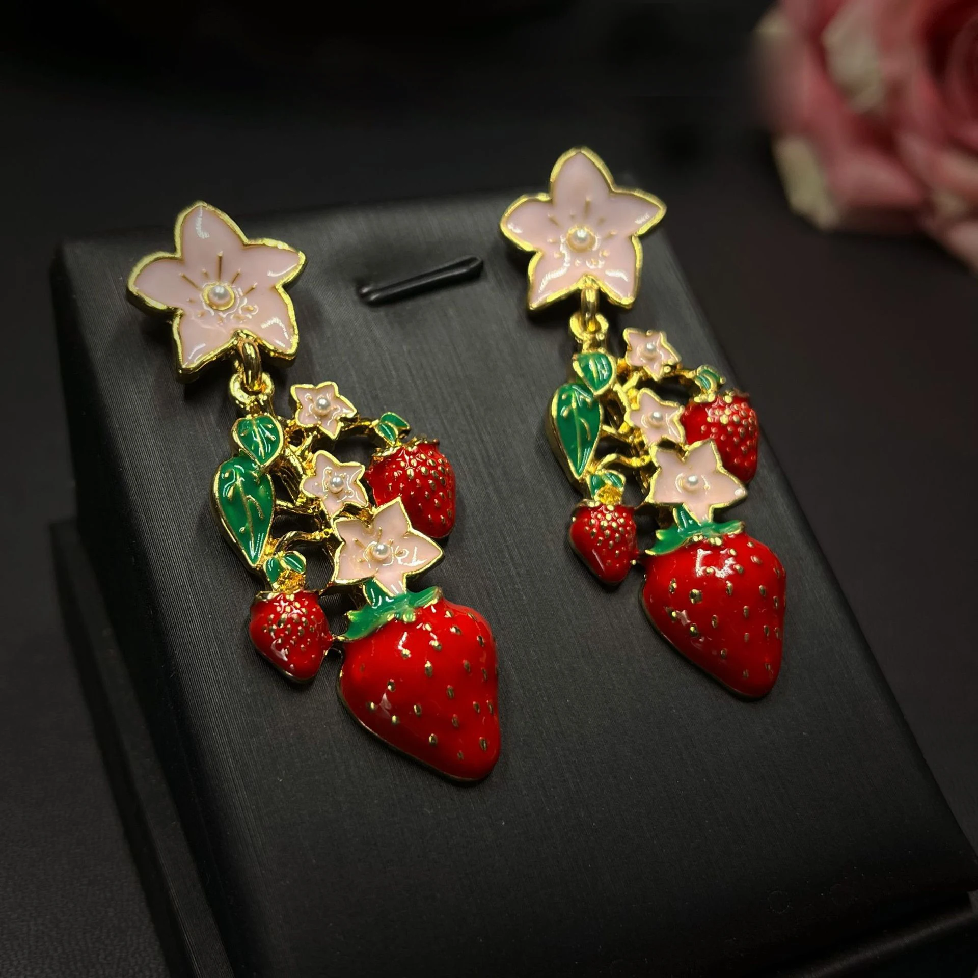 Vintage Niche Fresh Sweet Cute Fruit Strawberry Earrings Jewelry Temperament High-end Earring For Women Gift