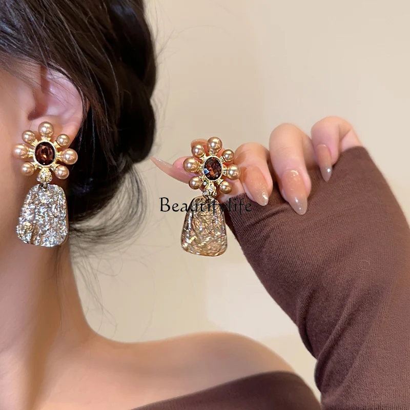 Retro Flower Pearl Earrings Women's French Court Exaggerated Temperamental Personalized Minority Design Earrings