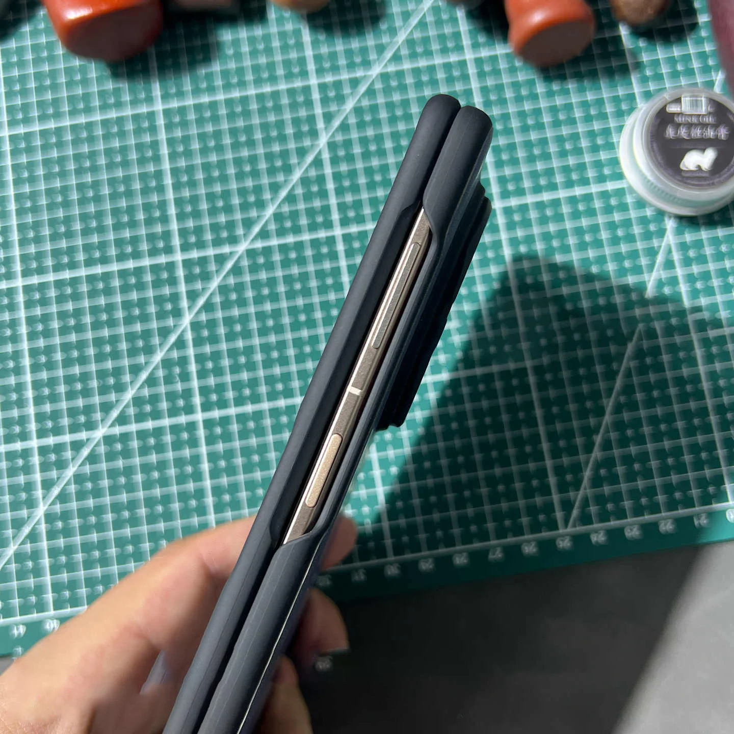 Magnetyczne etui i uchwyt do składanego smartfona Honor Magic V5 z ochroną zawiasu, odporne na zarysowania, smukłe, wysokiej jakości skórzane etui. — zdjęcie produktu 2