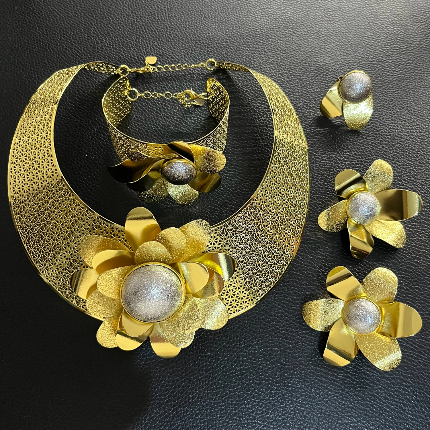 Yulaili Indian Noble Jewelry Set Luxurious Gold plated Bloom Flowers Romantic Nigerian holiday party bracelet Earrings Ring