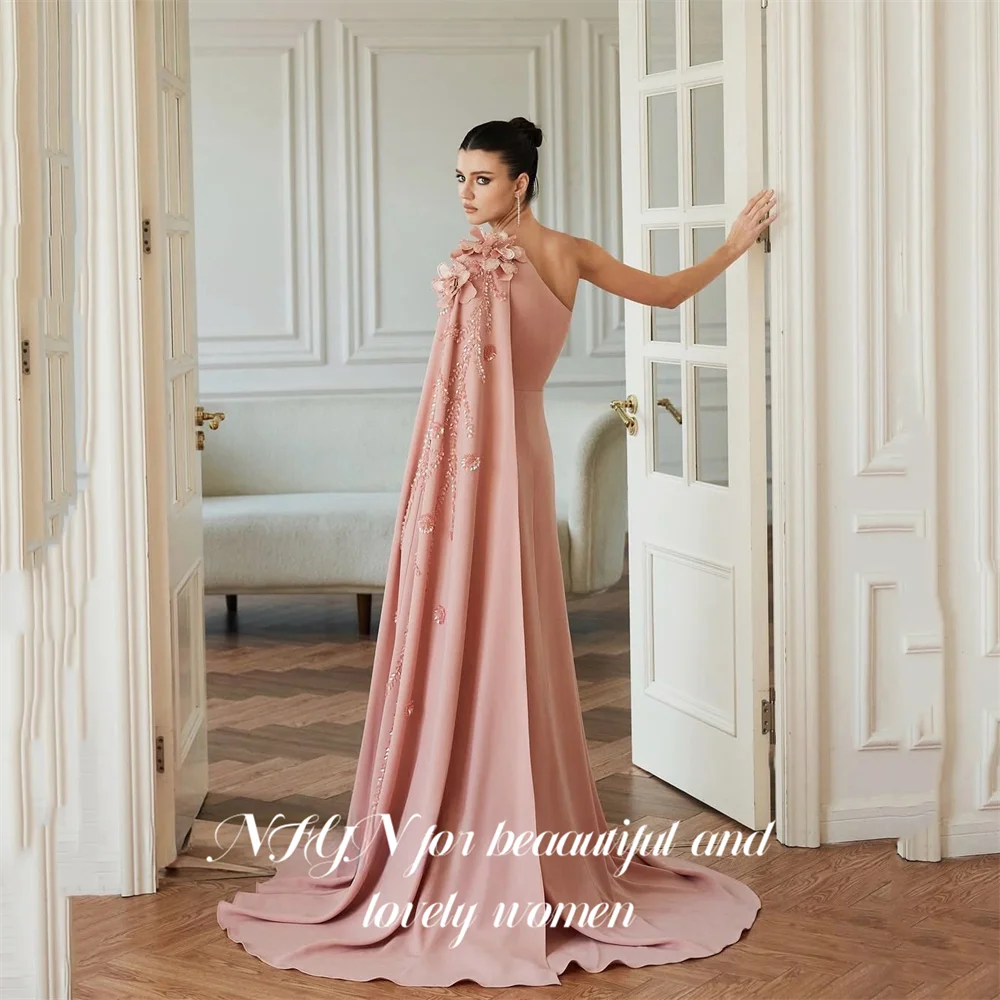 NFYN Blush Pink Abendkleider mit floral verziertem Cape, Abendkleider, One-Shoulder-Abschlussballkleid, fließendes Partykleid, individuell gestaltet