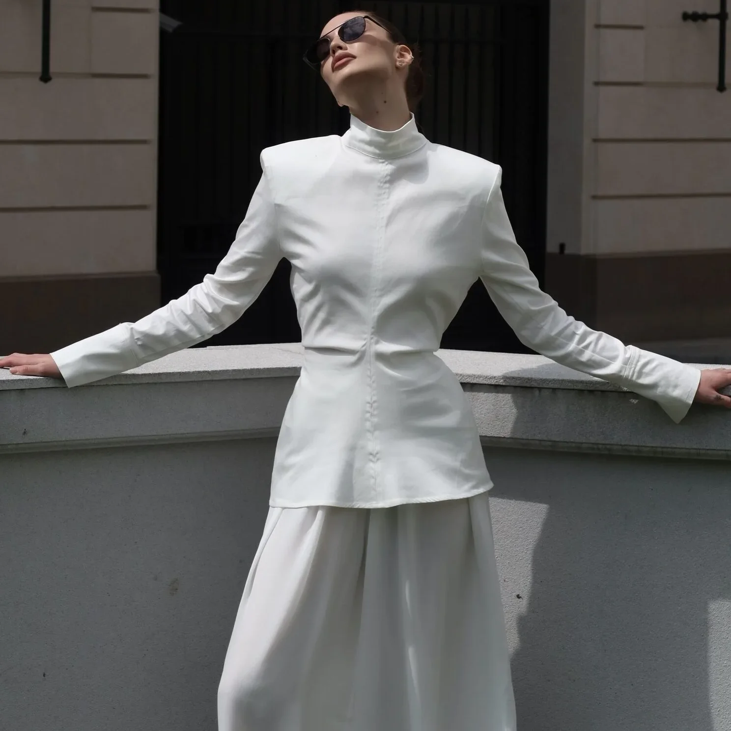 

Новая женская рубашка KT 2026 из смесового хлопка цвета хаки, с высоким воротником, структурированными плечами, длинными рукавами, приталенный крой, уличный стиль