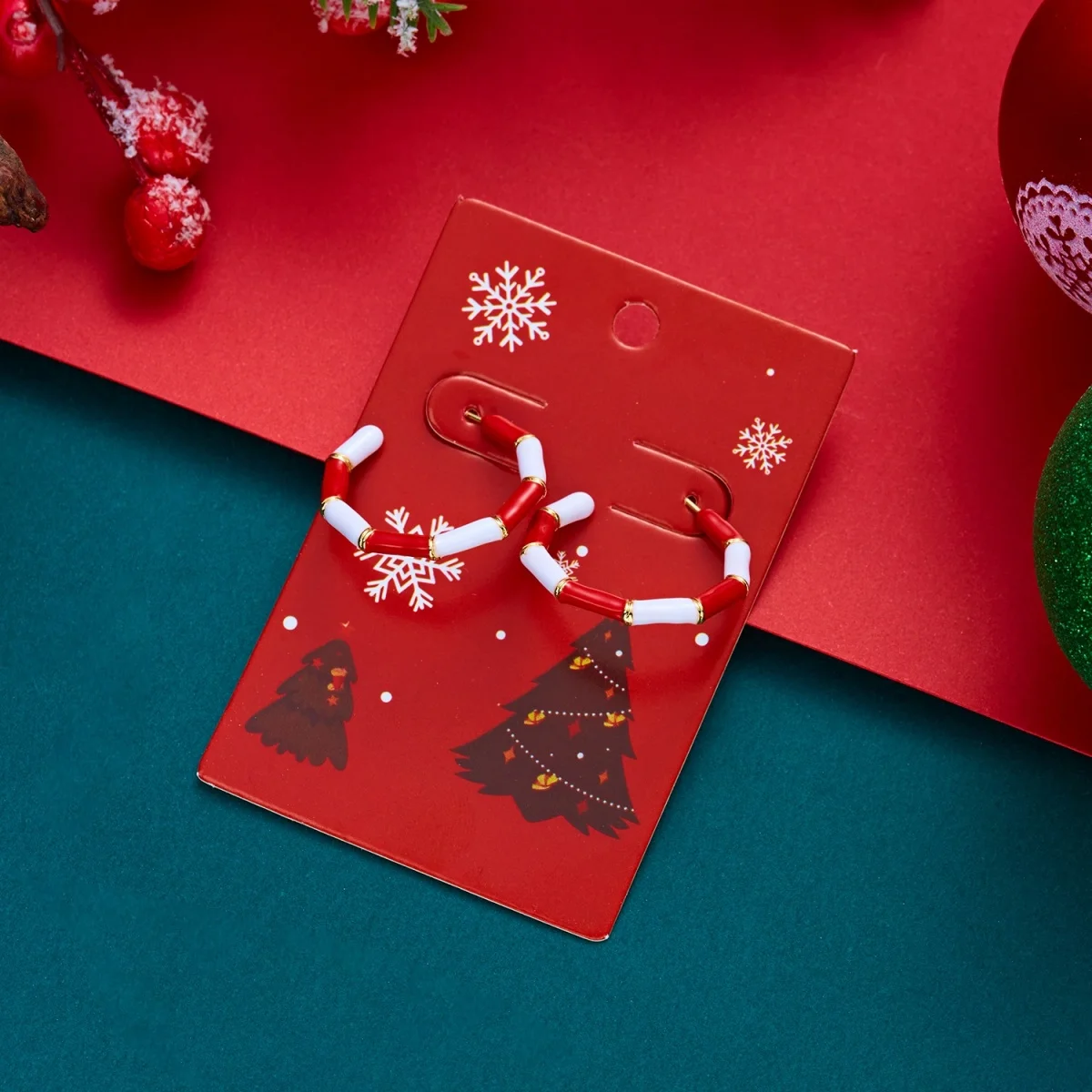 Weihnachtliche, rot-grüne, emaillierte, gedrehte C-förmige Ohrstecker für Damen, unregelmäßige Kreisohrringe, Schmuckgeschenk für Feiertage und Neujahrspartys – Detail 21