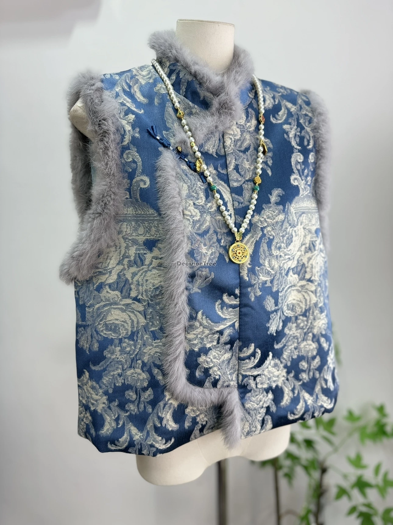 سترة شتوية صينية جديدة لعام 2025 سترة من الفرو الأصلي المحسنة على الطراز القديم للنساء بدون أكمام وياقة واقفة سترة من القطن تشونغسام