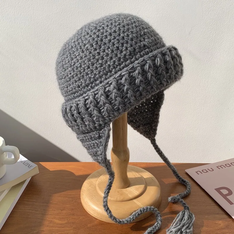 Koreanische Einfarbige Geflochtene Quasten-Ohrenschutz-Strickmütze für Damen, Neue Warme Vielseitige Kuppel-Bombermütze für Herbst und Winter – Detail 3