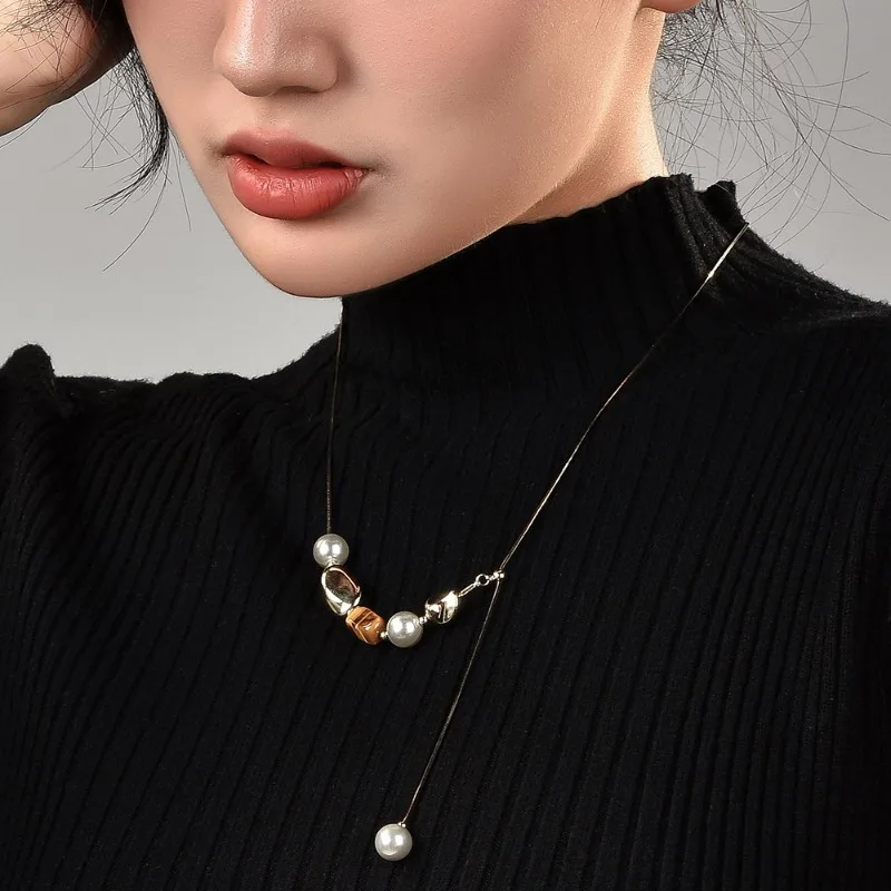 سلسلة سترة معدنية مربعة غير منتظمة بطيات فضية على شكل عين النمر للنساء، قلادة عصرية ورجعية