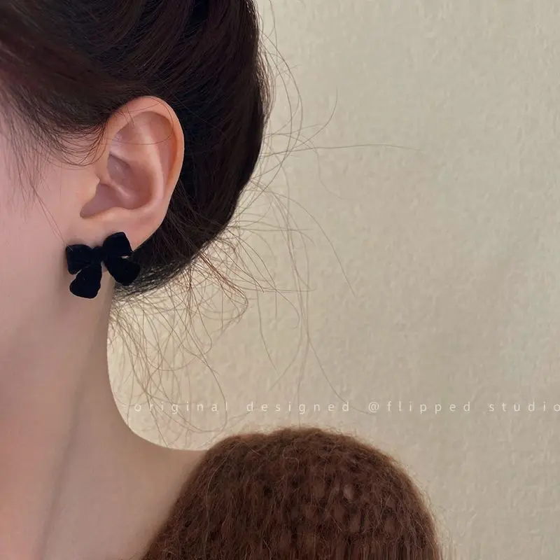 Vintage Black Flocking Earrings Charm Geometric Bowknot Stud Earrings for Women Girls Fashion Unusual Jewelry Ear Accessories