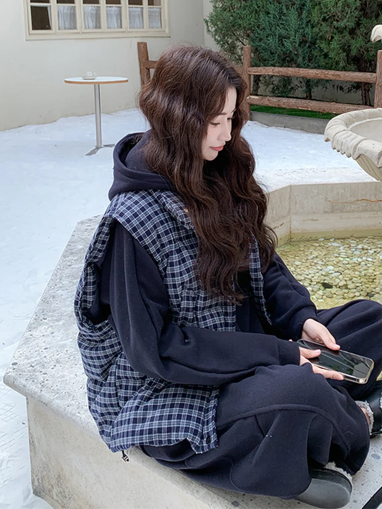 

Комплект из двух предметов: жилетка-свитер в клетку и брюки-палаццо. Женский осенне-зимний повседневный теплый комплект. Модный ансамбль.