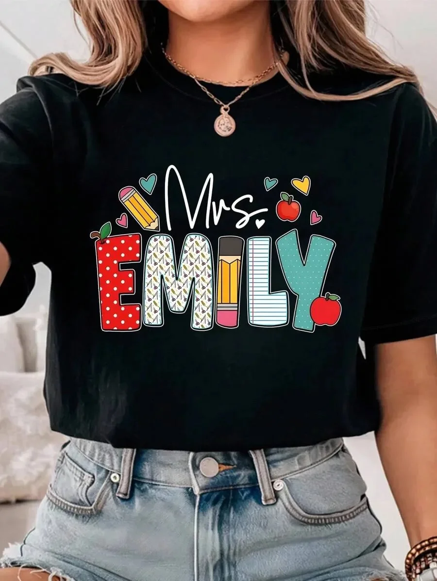 

Женская хлопковая футболка, персонализированная «Mrs. ЭМИЛЬЯ» Принт с школьными значками (карандаши, яблоки), уникальный учитель — вдохновленный повседневным стилем