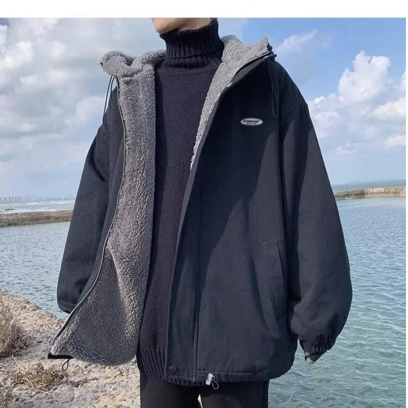 เสื้อแจ็คเก็ตขนแกะผู้ชายรุ่นใหม่ปี 2025 เสื้อโค้ทผ้าฝ้ายหนาสำหรับฤดูหนาว ทรงหลวมทันสมัย สไตล์อเนกประสงค์