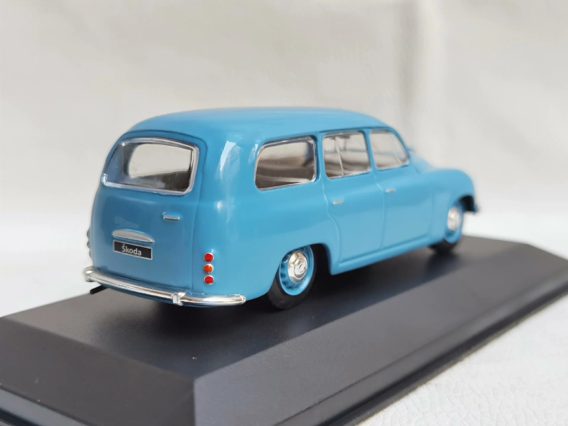다이캐스트 WHITEBOX 1/43 스케일 SKODA 1201 Kombi 1954 Skoda 합금 자동차 모델 Collectible Toy Gift 기념품 디스플레이 장식품
