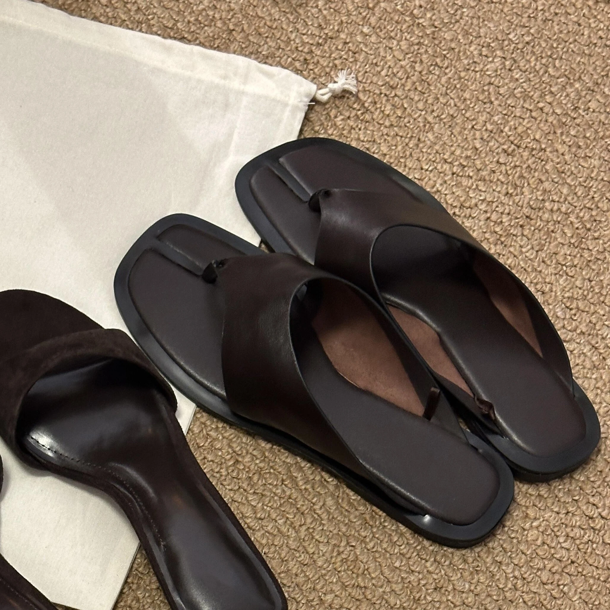 

Лето 2023, женские сандалии-стринги на плоской подошве в римском стиле, пляжная одежда, повседневная обувь из искусственной кожи с резиновой подошвой, модная обувь