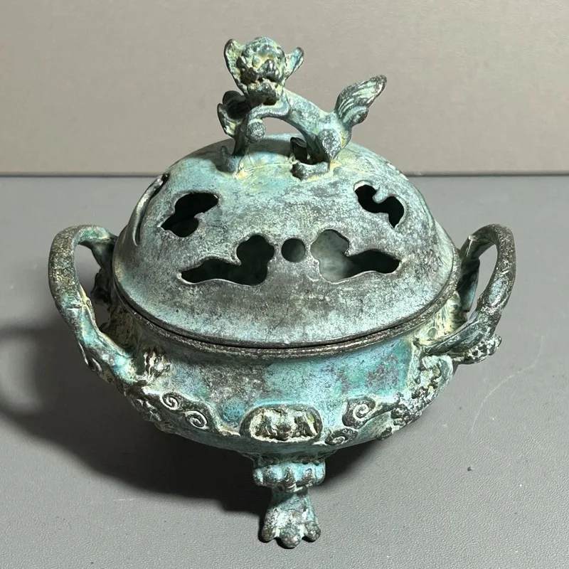 Antique-style green rust lion-shaped three-legged incense burner retro double-eared decorative piece miscellaneous collectible