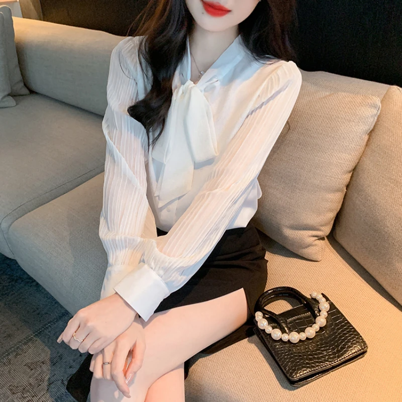 2024 Autumn New White Lace-up Women Shirt Temperament V-Neck Bow Folds Top Solid Long Sleeves Fashion Shirt Women's Clothing