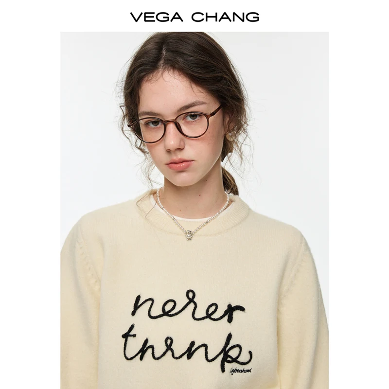 เสื้อถักไหมพรมผู้หญิง Vega Chang คอลเลคชั่นฤดูหนาวใหม่ ดีไซน์ตัวอักษรและเสื้อท่อนบนที่ดูอ่อนโยน
