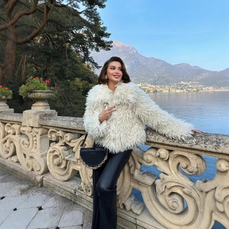 Cappotto in pelliccia sintetica bianca corto di lusso 2025 nuovo risvolto giacca pelosa soffice sciolto elegante cappotto in peluche di lana sintetica da donna inverno caldo spesso