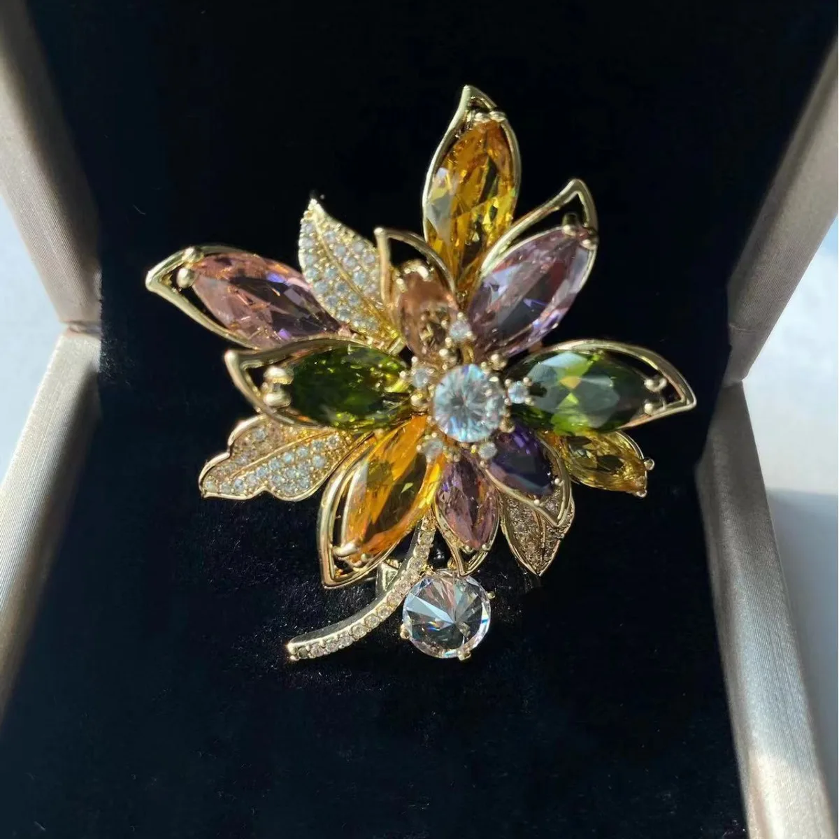 

Korean High-grade Color Zircon Inlaid Copper Gold-plated Corsage Brooch Fashion Light Luxury Pin Clothing Accessories for Women