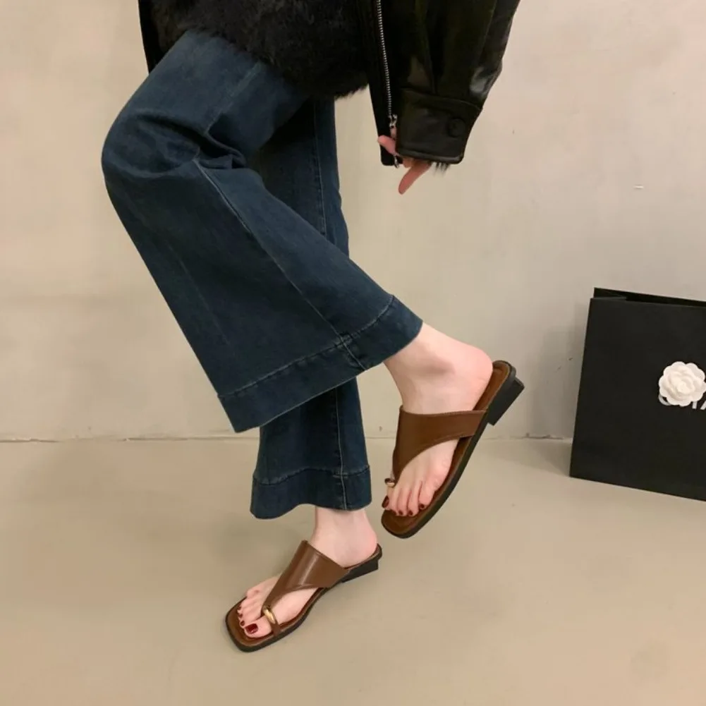 Damen Sommer Flip-Flops mit flacher Sohle, Zehenstegsandalen, eckige Zehenpartie, Kunstleder, weiche Sohle, rutschfeste Schuhe für Strandurlaub und Alltag – Detail 26