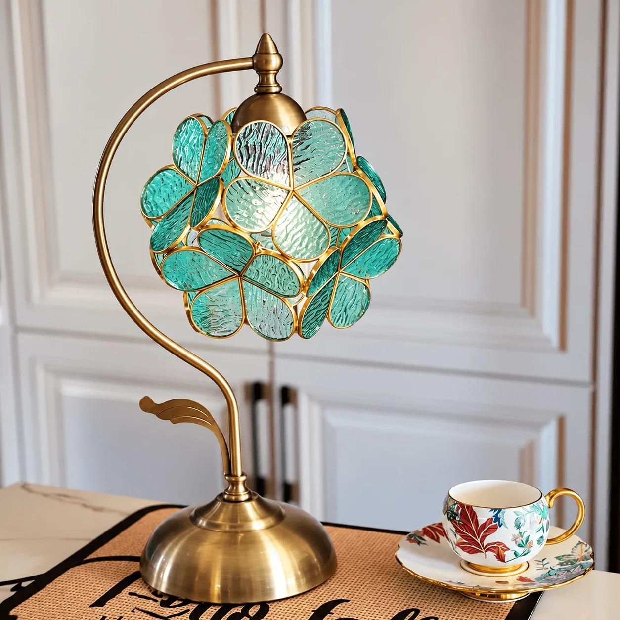 Persun Tiffany Creative Petal Desk Lamp Luxury Romantic European Decoration Retro Lamps Bedroom Bedside Acrylic Reading Lights